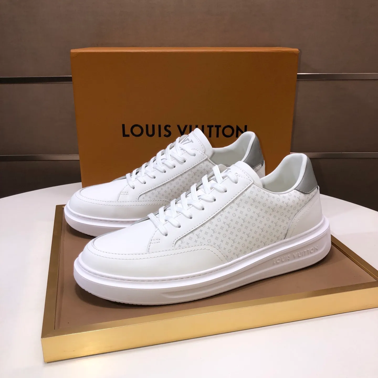 Factory batch 640💰original development, quality shipment, welcome to compare - LV sneaker series sports shoes introduce the loose silhouette of the ready-to-wear series into the spring and summer men's wear shows and make an eye-catching appearance. The cow leather upper is combined with rough fabric laces, and colorful beading highlights the brand's classic elements. LV letters mark the tongue and Monogram floral outsole. Mixed materials Made of top-grain cowhide, thick shoelace design, large Monogram print on the side, mesh lining and cotton feet, the comfort is as extreme as ever, premium heritage, quality first, worth owning! Size: Men’s 38-45 (45 is custom-made and cannot be returned or exchanged)